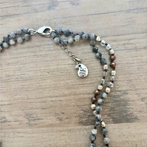 Elegant Beaded Necklace with Pendant - Picture 3 of 7